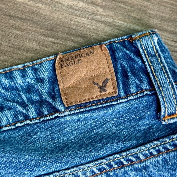 American Eagle Mid-rise fit Distressed Denim Medium Wash Cutoff Shorts Size 8 - Picture 12 of 13